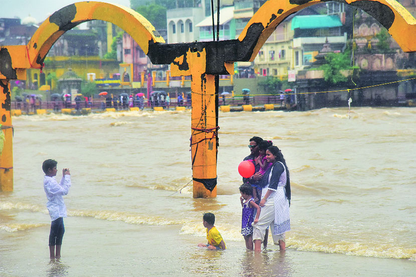 या हंगामात प्रथमच दुथडी भरून वाहणाऱ्या गोदावरी नदीला बघण्यासाठी नागरिकांची गर्दी होत आहे. या वेळी पात्रात जाऊन छायाचित्र काढण्याचा मोह धोकादायक असूनही अनेकांकडून आवरला जात नाही. काही जण लहान मुलांना घेऊन हे धाडस करतात.