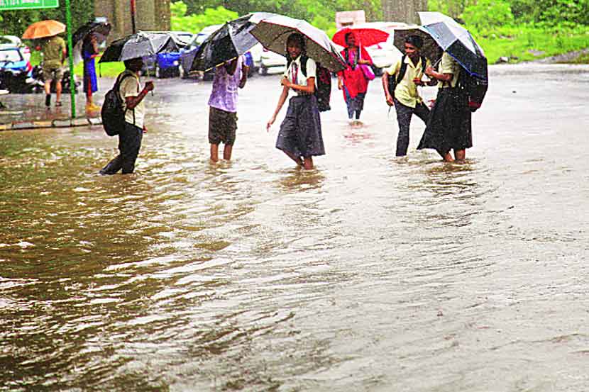 शाळेला सुटी, पालकांना हेलपाटा