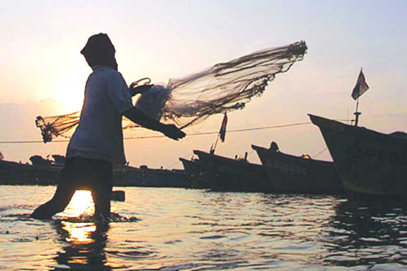 मासेमारीच्या ठेकेदारीमुळे बेरोजगारीचे संकट