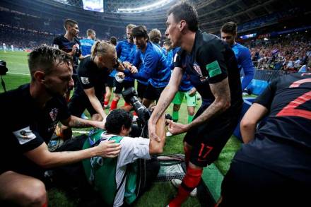 FIFA WC 2018 Video : विजयाच्या जल्लोषात क्रोएशियन खेळाडूंनी घेतले फोटोग्राफरचे चुंबन