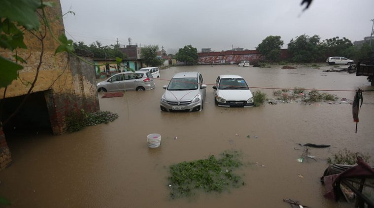 दिल्लीत पावसाचा कहर, गाजियाबादमध्ये रस्ते खचले; रस्त्यांसोबत पुलांवरही साचलं पाणी