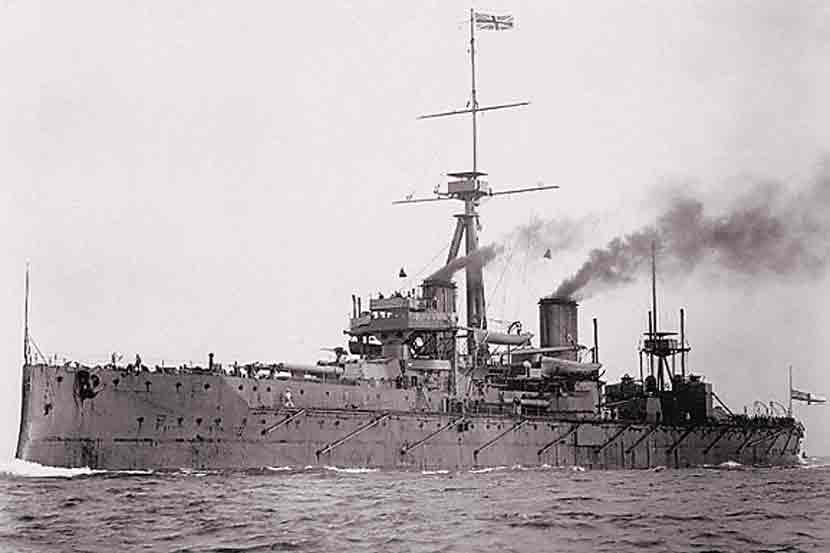 ब्रिटिश युद्धनौका एचएमएस ड्रेडनॉट आणि तिच्यावरील अजस्त्र तोफा (डावीकडे)