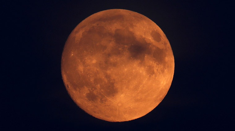 Lunar eclipse : चालू शतकातील सर्वात जास्त कालावधीचे चंद्रग्रहण (१०३ मिनिटे) २७ जुलैच्या रात्री होणार असून ते २८ जुलैच्या पहाटेपर्यंत चालणार आहे. यात चंद्र लालसर दिसणार असून त्याला ‘ब्लड मून’ असे म्हणतात.