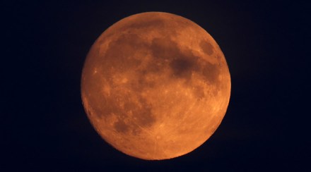 Lunar eclipse : चालू शतकातील सर्वात जास्त कालावधीचे चंद्रग्रहण (१०३ मिनिटे) २७ जुलैच्या रात्री होणार असून ते २८ जुलैच्या पहाटेपर्यंत चालणार आहे. यात चंद्र लालसर दिसणार असून त्याला ‘ब्लड मून’ असे म्हणतात.