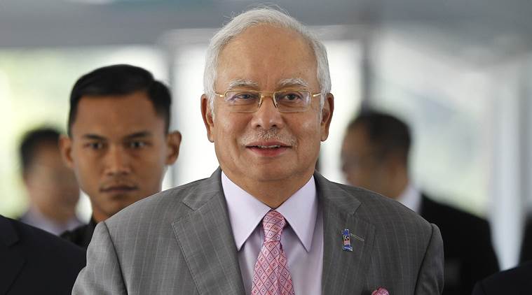 मलेशियाचे माजी पंतप्रधान नजीब रझाक यांना आज (मंगळवार) राज्य विकास निधी १एमबीडी भ्रष्टाचारप्रकरणी अटक करण्यात आली आहे. (AP Photo/Sadiq Asyraf)