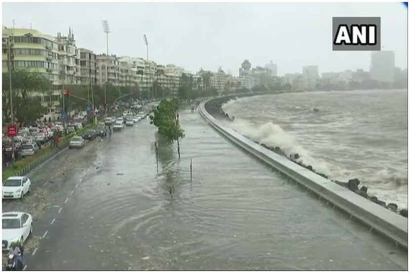VIDEO: मुंबईला पावसाने झोडपले, मोठमोठ्या लाटांचा समुद्रकिनाऱ्याला तडाखा