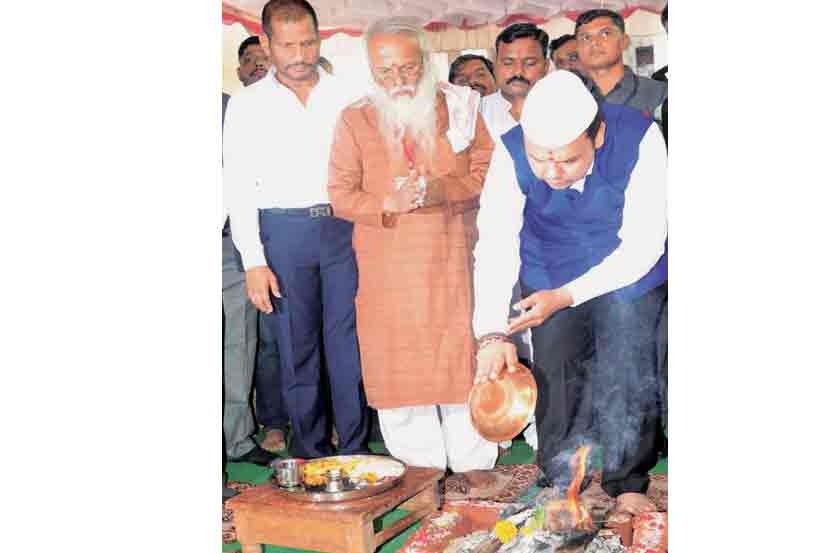 क्रांतिवीर चापेकर बंधूंच्या स्मरणार्थ चिंचवड येथे उभारण्यात येणाऱ्या राष्ट्रीय संग्रहालयाचे भूमिपूजन सोमवारी मुख्यमंत्री देवेंद्र फडणवीस यांच्या हस्ते झाले. यावेळी आमदार लक्ष्मण जगताप व स्मारक समितीचे प्रमुख गिरीश प्रभुणे आदी उपस्थित होते.