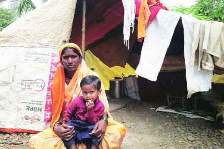 धुळे येथे भटक्या जमातीतील पाच जणांची हत्या झाल्यानंतर गावोगावच्या वस्त्यांमध्ये दहशत पसरली आहे.