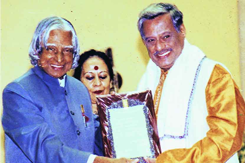 माजी राष्ट्रपती ए.पी.जे. अब्दुल कलाम यांच्या हस्ते संगीत नाटक अकादमी पुरस्कार स्वीकारताना मतकरी