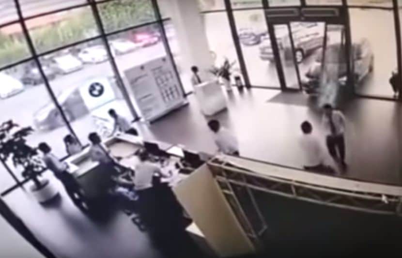 VIDEO: महिलेचा ‘कार’नामा, विकत घ्यायच्या आधीच ठोकली ४० लाखांची BMW