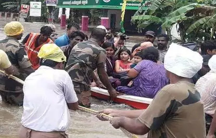 Kerala floods : ‘केरळात ४८३ जणांचा मृत्यू; राज्याच्या वार्षिक खर्चापेक्षाही अधिक नुकसान’