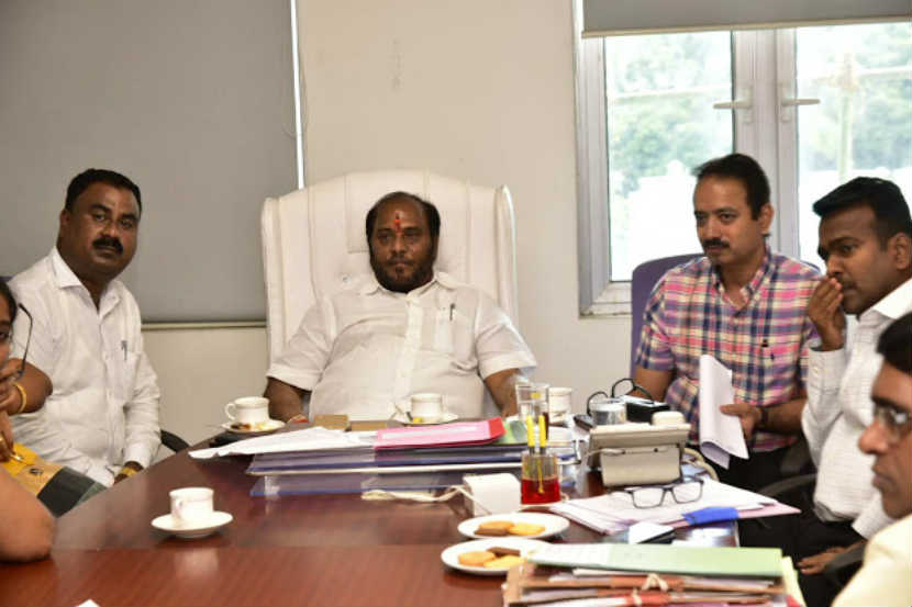 मंत्रालयात महाराष्ट्र कुंभार समाज महासंघाच्या शिष्टमंडळाने पारंपरिक वीट भट्टीसंदर्भात पर्यावरणमंत्र्यांची भेट घेतली.