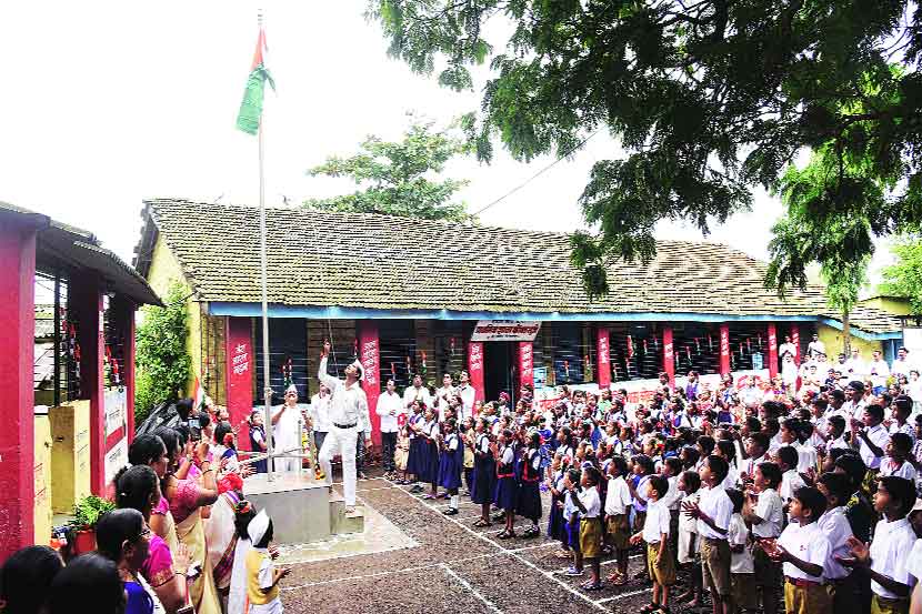 गावांतील अखेरच्या स्वातंत्र्य दिनी विद्यार्थी, गावकऱ्यांनी गर्दी केली होती.