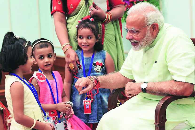 रक्षाबंधननिमित्त रविवारी नवी दिल्लीत लहान मुलींनी पंतप्रधान नरेंद्र मोदी यांना  राखी बांधली.