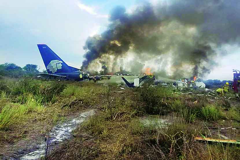 उड्डाणानंतर विमान कोसळून ९७ जखमी