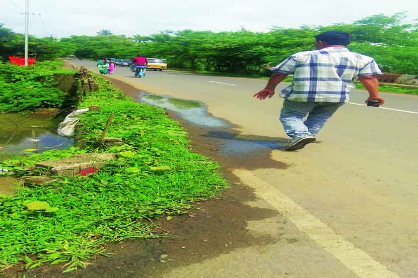 डहाणूतील खाडीपुलावर कठडे नसल्याने नागरिकांना जीव धोक्यात घालून प्रवास करावा लागतो.