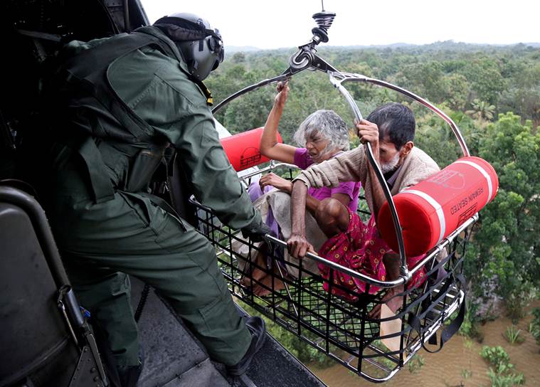 (People are airlifted by the Indian Navy soldiers during a rescue operation at a flooded area in the southern state of Kerala, India, August 17, 2018. REUTERS/Sivaram V TPX IMAGES OF THE DAY)
