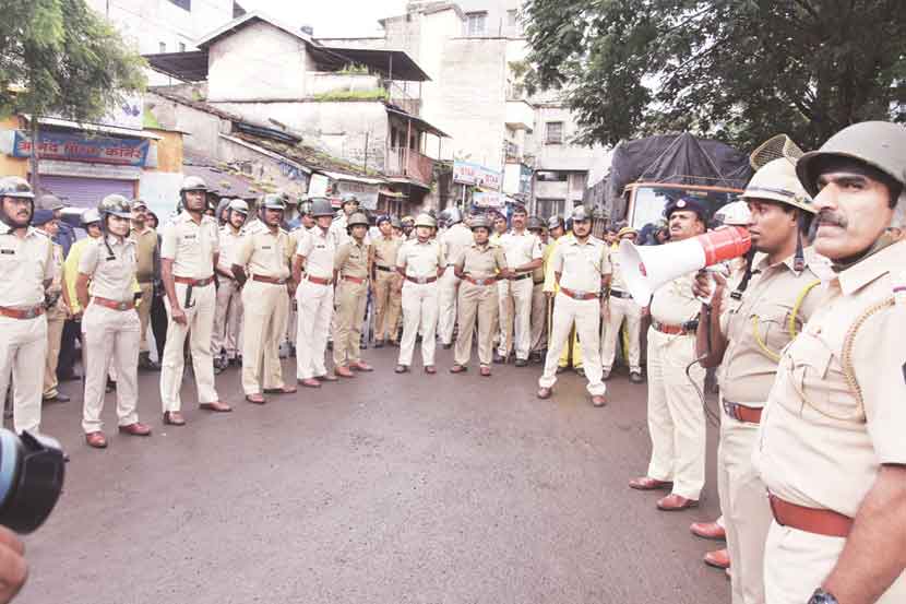 कोल्हापूर बंदच्या पाश्र्वभूमीवर कोल्हापुरात पोलीस यंत्रणा सतर्क झाली आहे.     (छाया - राज मकानदार)