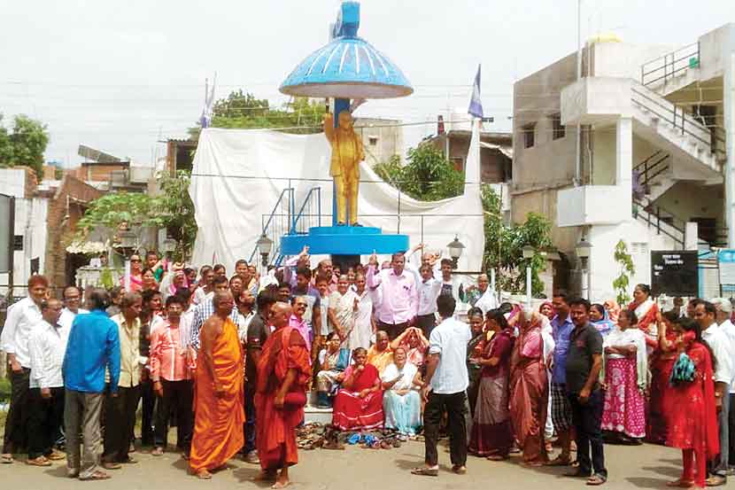 रामेश्वरी भागात कारवाईच्या विरोधात एकत्र आलेले नागरिक  (लोकसत्ता छायाचित्र)