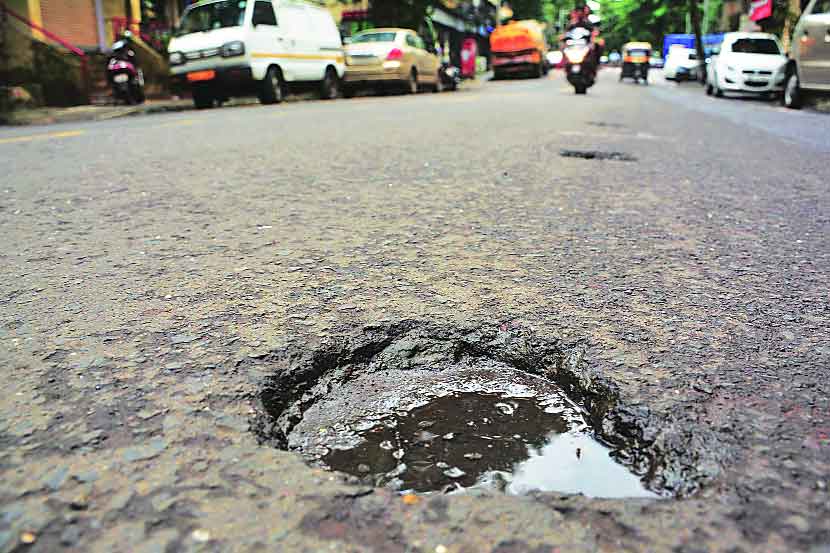 पाचपाखाडी येथे मंडपामुळे पडलेले खड्डे.