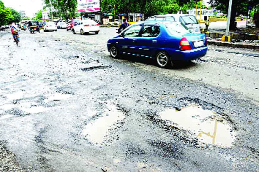 मोक्षधाम चौक रस्त्यावर पडलेले जीवघेणे खड्डे