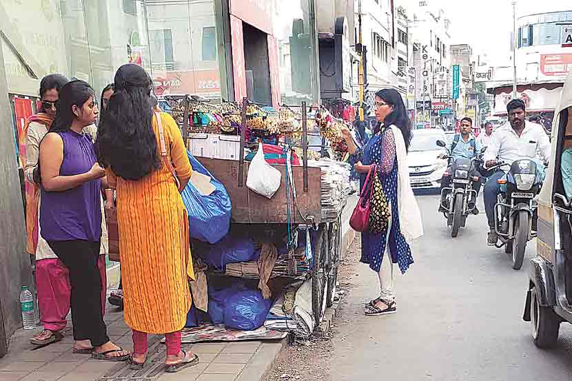 पादचारी सुरक्षितता धोरणाअंतर्गत लक्ष्मी रस्त्यावरील पदपथ प्रशस्त करण्यात आले. पण मुबलक जागा मिळत असल्यामुळे पदपथावर अतिक्रमण होत असून पादचाऱ्यांना चालणेही मुश्कील झाले आहे.