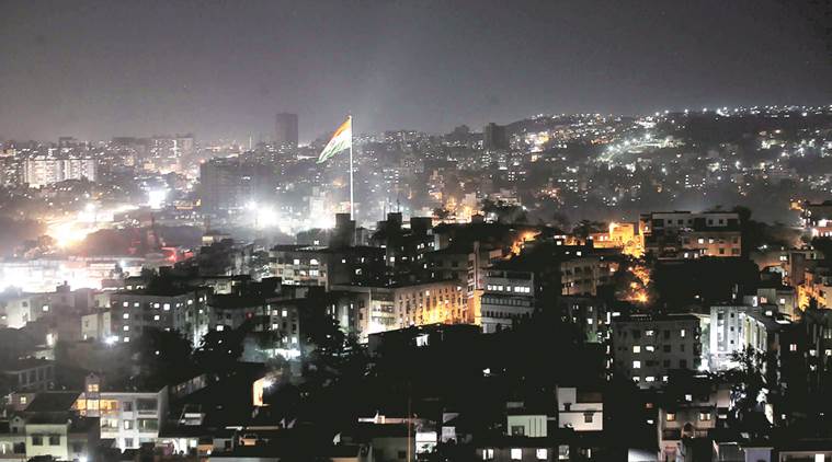विद्येचे माहेरघर असलेल्या पुण्याने आता देशात जगण्यासाठी सर्वांत चांगल्या शहरांच्या यादीत अव्वल स्थान पटकावले आहे. सोमवारी प्रसिद्ध करण्यात आलेल्या या यादीत पुणे जगण्यासाठी सर्वाधिक चांगले शहर असल्याचे म्हटले आहे. 