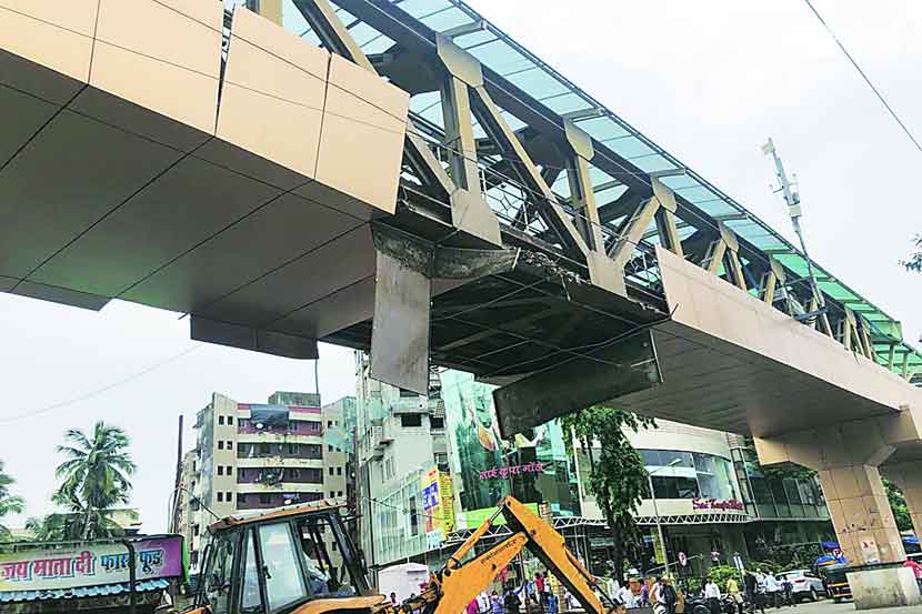 दहिसर पश्चिमेला रेल्वे स्थानक स्कायवॉकचा धोकादायक भाग पालिकेने गुरुवारी काढून टाकला.