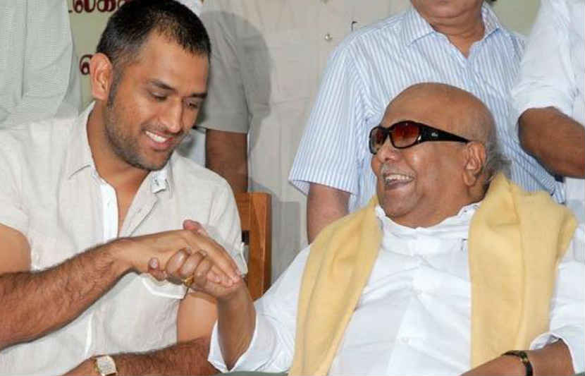 मित्रमंडळींना जमवून करुणानिधी पाहायचे धोनीचा सामना…