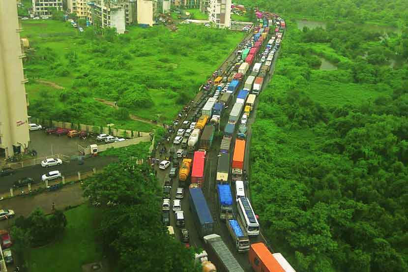 ऐरोलीमार्गे ठाणे-बेलापूर रस्त्याला लागावे तर हल्ली मुलुंड टोलनाक्यावर दिवस, रात्र आणि मध्यरात्रीही प्रचंड गर्दी होऊ लागली आहे.