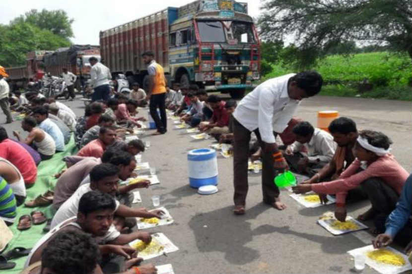 Maharashtra Bandh: मराठा आंदोलकांची माणुसकी, रस्त्यात अडकलेल्यांना भरवला घास