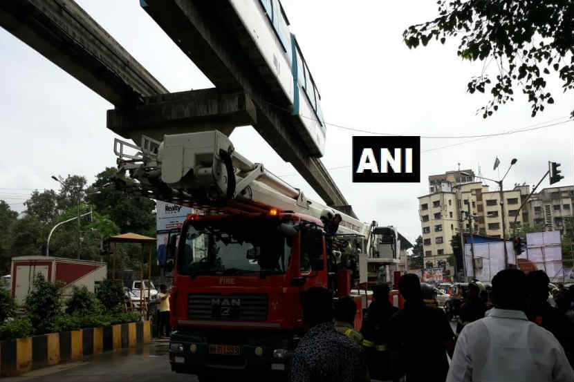 मुंबई : दहा महिन्यांच्या ब्रेकनंतर शनिवारपासून पुन्हा सुरु झालेली मोनोरेल रविवारी चेंबूर नाका स्थानकादरम्यान बंद पडली.