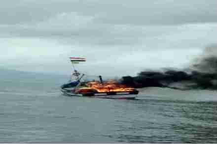 समुद्रात मासेमारी करणाऱ्या बोटीला लागली आग, एकाचा मृत्यू
