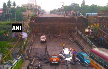 कोलकातामध्ये पूल कोसळला, एकाचा मृत्यू, अनेकजण अडकल्याची भीती