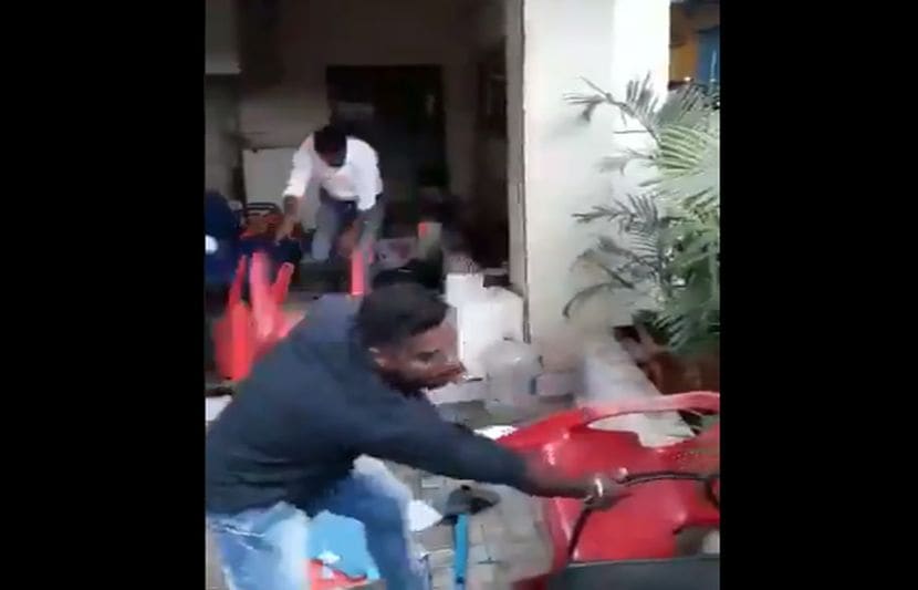 VIDEO: मनसे कार्यकर्त्यांनी फोडलं भाजपा नगरसेवकाचं कार्यालय