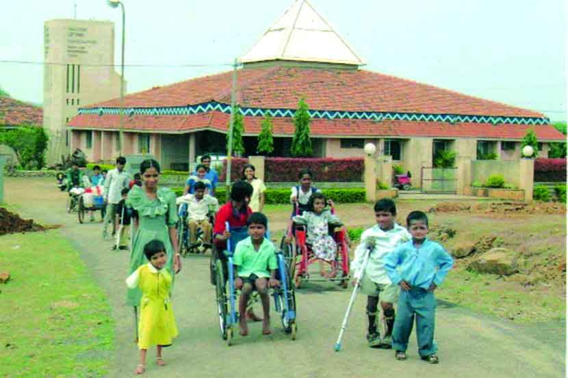 ‘हेल्पर्स ऑफ दि हॅण्डिकॅप्ड’च्या ‘घरौंदा’ प्रकल्पातील अपंग मुले. ‘हेल्पर्स ऑफ दि हॅण्डिकॅप्ड’च्या ‘घरौंदा’ प्रकल्पातील अपंग मुले.