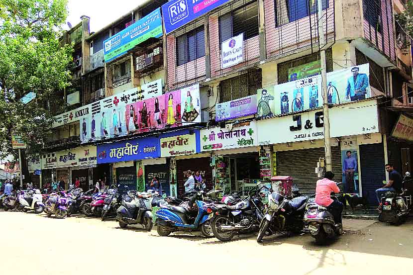 वसई-विरार शहरात ‘भारत बंद’मुळे काही ठिकाणी दुकाने बंद होती.