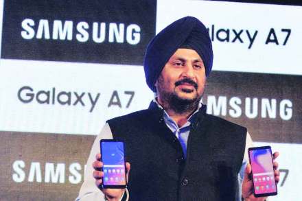 सॅमसंग इंडियाचे उपाध्यक्ष मोहनदिप सिंग मंगळवारी मुंबईत नवीन ‘गॅलेक्सी ए ७’ फोनच्या श्रेणीचे अनावरण करताना.
