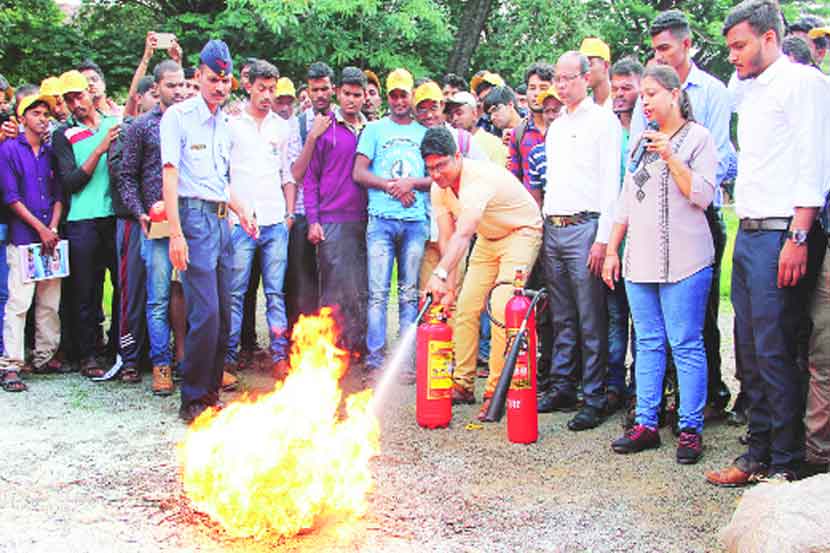 आम्ही पुणेकर आणि सावित्रीबाई फुले पुणे विद्यापीठ विद्यावाणी कम्युनिटी रेडिओ यांच्यातर्फे आगीपासून संरक्षण देण्याचे प्रशिक्षण पुणे विद्यापीठाच्या मैदानावर झाले. यामध्ये विद्यार्थ्यांनी सहभाग घेतला.