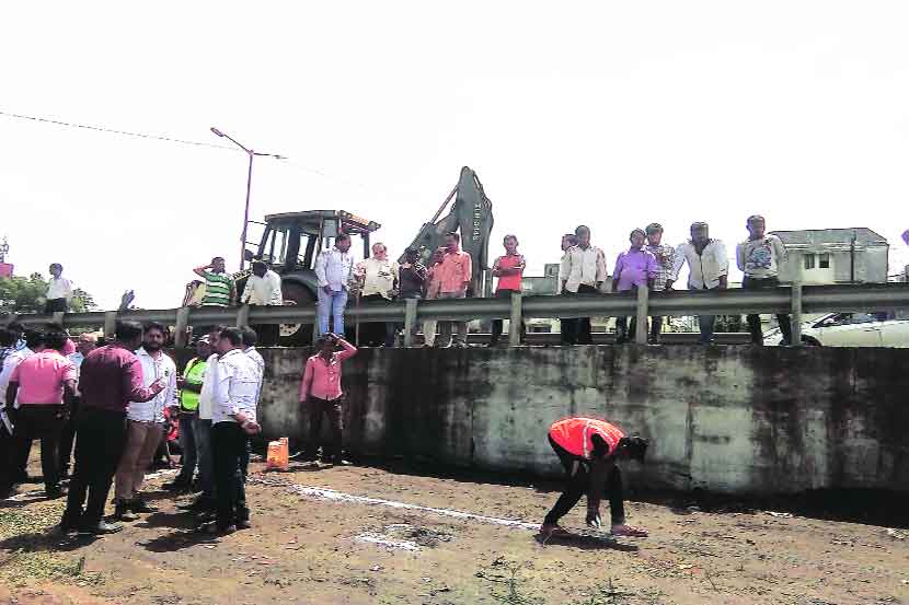 कमोदनगरसमोरील उड्डाणपुलाजवळ कामाला झालेली सुरूवात