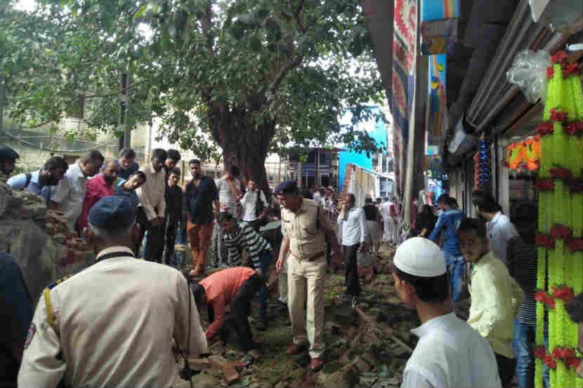 
कुर्ला स्टेशनवर प्लॅटफॉर्म क्रमांक एकवरील संरक्षक भिंत शुक्रवारी सकाळी दहाच्या सुमारास कोसळली.