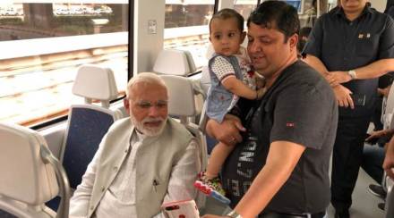 वाहतूक कोंडी टाळण्यासाठी पंतप्रधान नरेंद्र मोदींचा मेट्रोने प्रवास