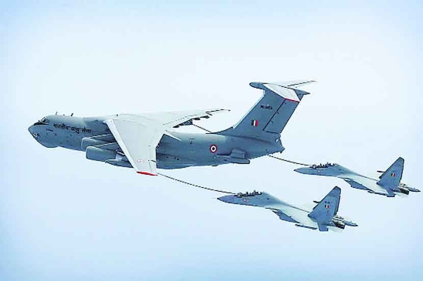 भारतीय हवाईदलाची सुखोई-३० एमकेआय विमाने आयएल-७८ विमानातून इंधन भरताना