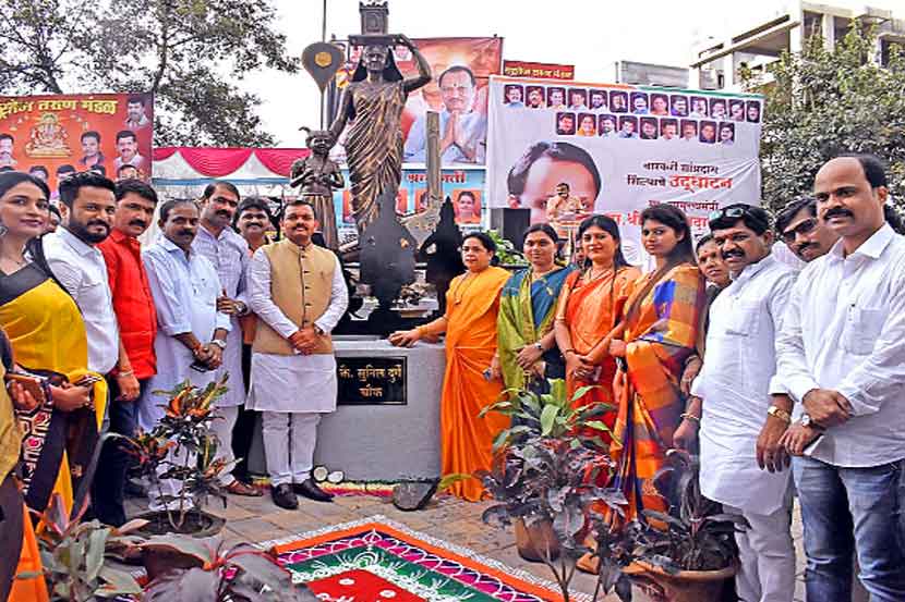 काळभोरनगर येथे उभारण्यात आलेल्या वारकरी शिल्पाचे उद्घाटन महापौर राहुल जाधव यांच्या हस्ते झाले.