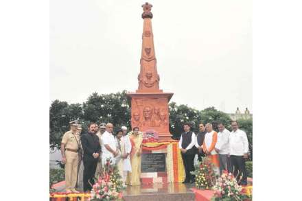 हैदराबाद मुक्तिसंग्राम दिनानिमित्त औरंगाबाद येथील सिद्धार्थ उद्यानात हुतात्मा स्तंभाला मुख्यमंत्री देवेंद्र फडणवीस यांनी पुष्पचक्र अर्पण करून अभिवादन केले.
