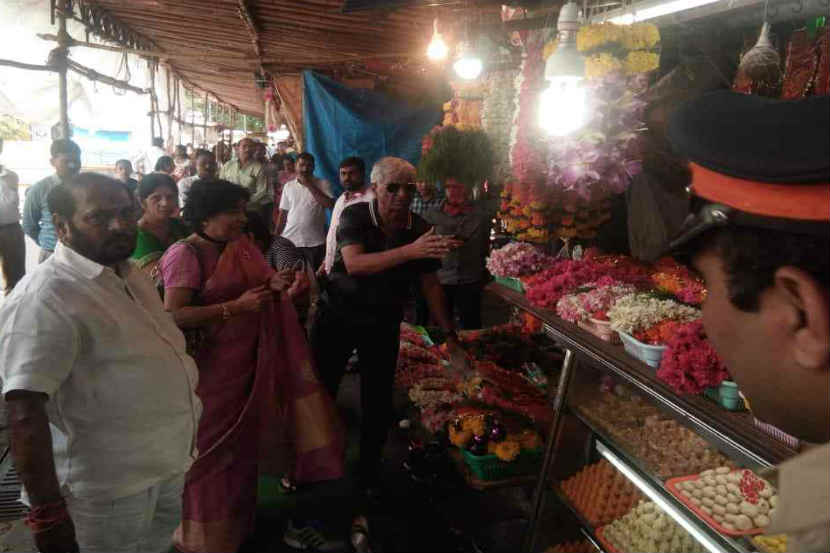 सिद्धिविनायक मंदिर परिसरात रामदास कदम यांनी स्वत: केली कारवाई
