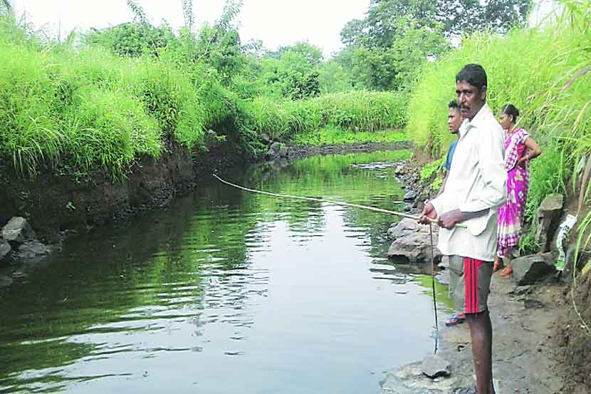बारमाही वाहत्या नद्यांच्या पाण्याच्या प्रवाहात मासेमारी केली जाते.