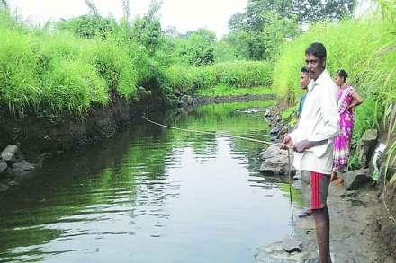 बारमाही वाहत्या नद्यांच्या पाण्याच्या प्रवाहात मासेमारी केली जाते.