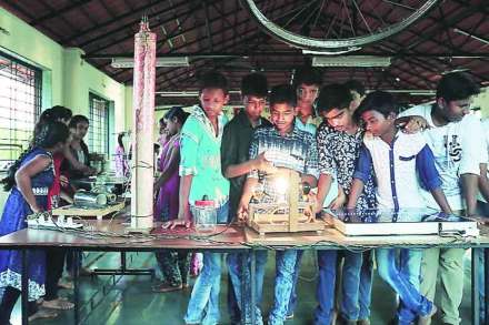 वसुंधरा विज्ञान केंद्रातील प्रयोगशाळेत विज्ञानाची मूलभूत तत्त्वे शालेय विद्यार्थ्यांना प्रयोगांमधून समजावून सांगितली जातात.  केवळ सिंधुदुर्ग जिल्ह्यतलेच नव्हे, तर अगदी दापोली आणि कोल्हापूपर्यंतचे शाळकरी विद्यार्थी इथे येऊन या प्रयोगांद्वारे प्रत्यक्ष अनुभूती घेतात.