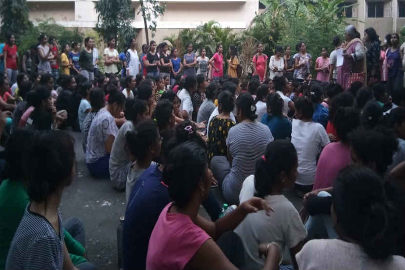 मुंबई : महिला वॉर्डनविरोधात एसएनडीटी कॉलेजच्या विद्यार्थीनींनी कॉलेजच्या परिसरात रविवारी निषेध आंदोलन केले.
